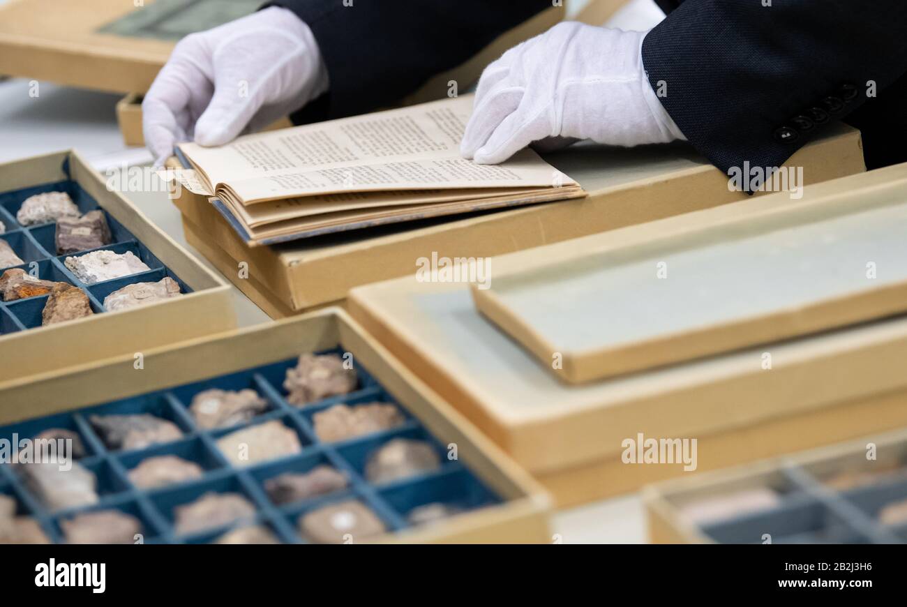 März 2020, Bayern, München: Im Archiv des Deutschen Museums ist eine Steinsammlung von Johann Wolfgang von Goethe-Institut aus dem Jahr 1832 ausgestellt. Am 07.03.2020 ist der Tag der Archive. Foto: Sven Hoppe / dpa Stockfoto