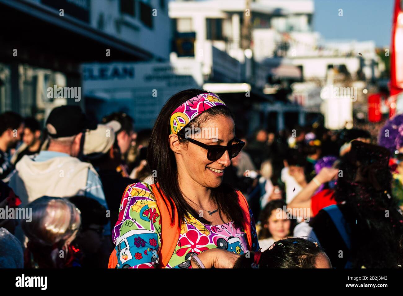 Paphos Zypern März 01, 2020 Ansicht von nicht identifizierten Menschen, die am Nachmittag am Paphos Karneval teilnehmen Stockfoto