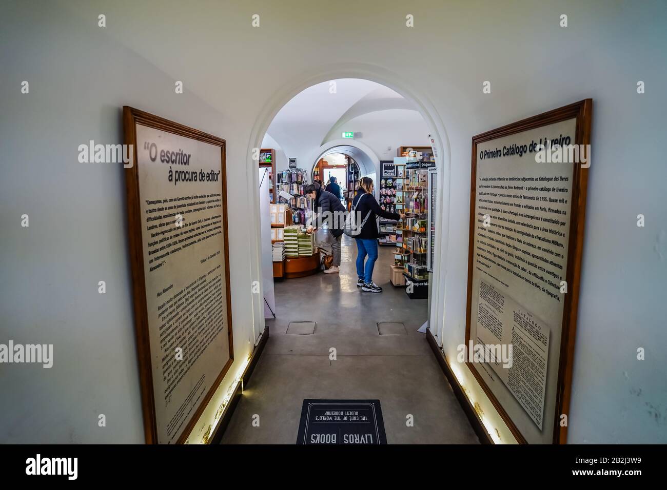 Livraria Bertrand ist die älteste betriebene Buchhandlung der Welt, die 1732 in Lissabon Portugal gefunden wurde Stockfoto