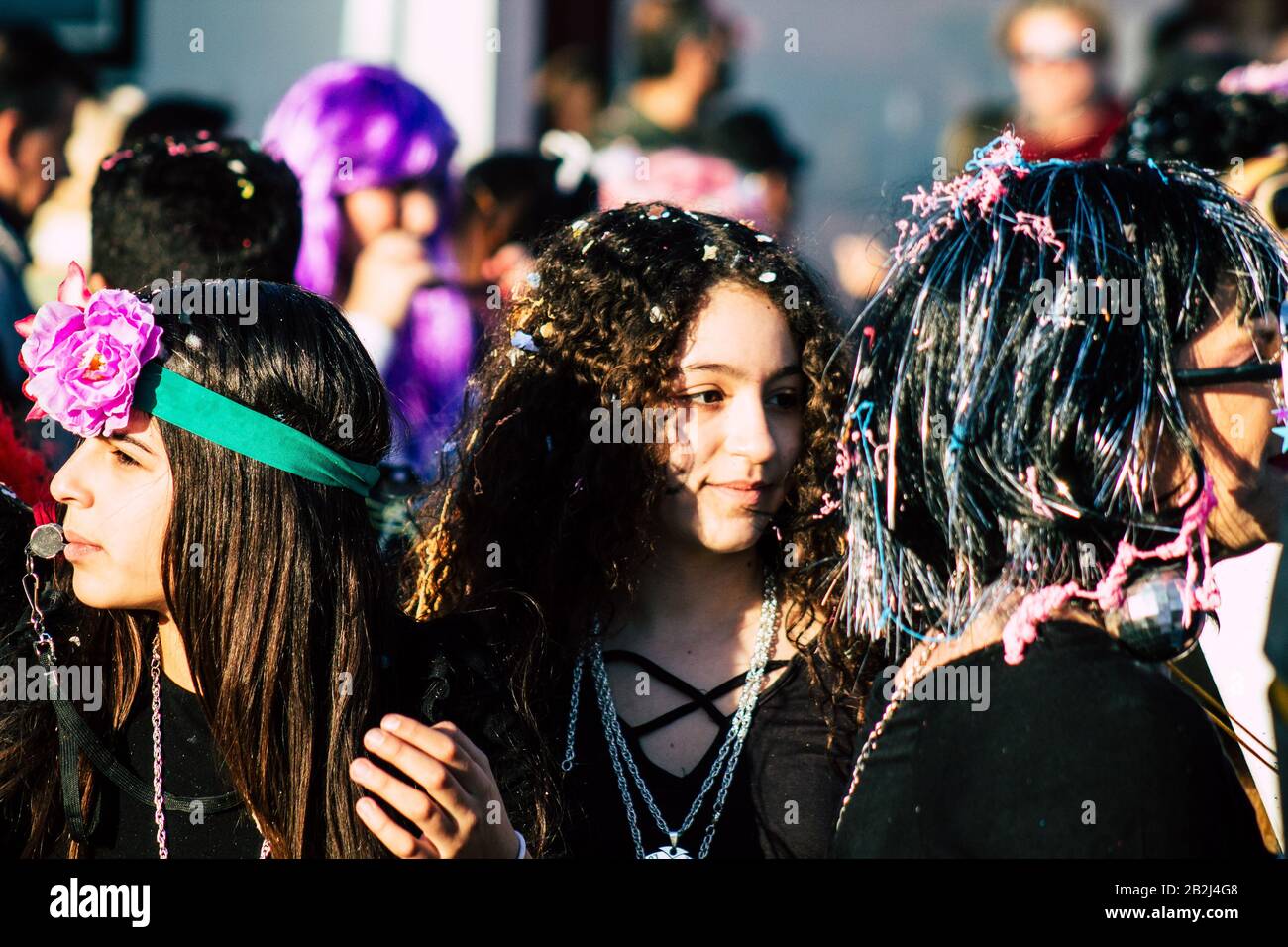 Paphos Zypern März 01, 2020 Ansicht von nicht identifizierten Menschen, die am Nachmittag am Paphos Karneval teilnehmen Stockfoto