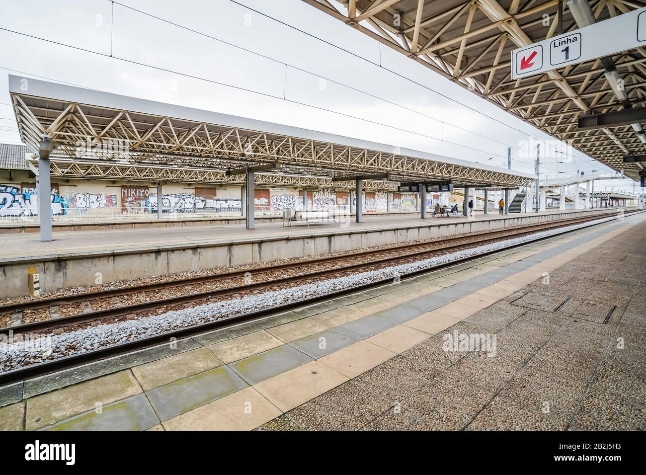 Ein leerer Bahnsteig in lissabon portugal leer, Bahn, Bahn, Bahnhof, Bahnsteig, bewölkt, lissabon, portugal Stockfoto