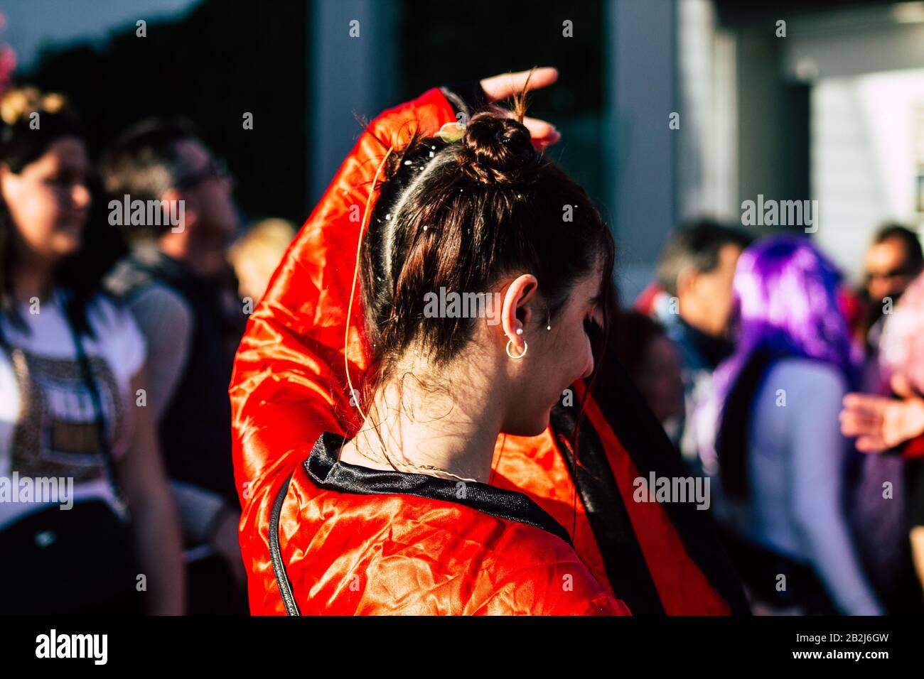 Paphos Zypern März 01, 2020 Ansicht von nicht identifizierten Menschen, die am Nachmittag am Paphos Karneval teilnehmen Stockfoto