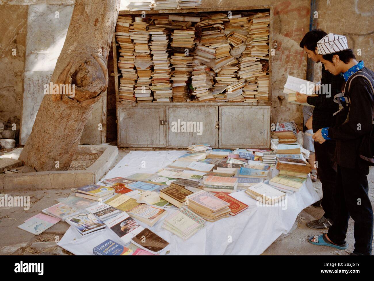 Reisefotografie - Laden der islamischen Straßenbibliothek im Al Azhar-Gebiet des islamischen Kairoer Distrikts in Kairo in Ägypten in Nordafrika im Nahen Osten Stockfoto