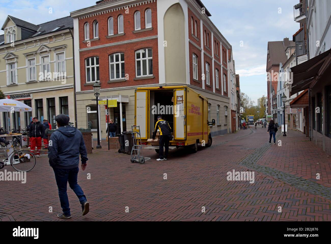 DHL-Fahrer entlädt Pakete zur Zustellung in Buxtehude, Deutschland Oktober 2019 Stockfoto