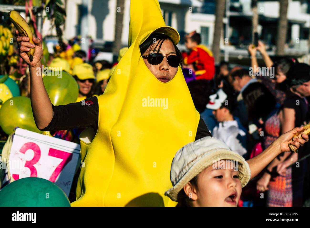 Paphos Zypern März 01, 2020 Ansicht von nicht identifizierten Menschen, die am Nachmittag am Paphos Karneval teilnehmen Stockfoto