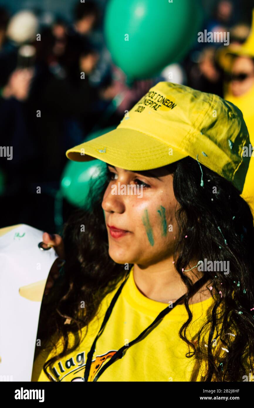 Paphos Zypern März 01, 2020 Ansicht von nicht identifizierten Menschen, die am Nachmittag am Paphos Karneval teilnehmen Stockfoto