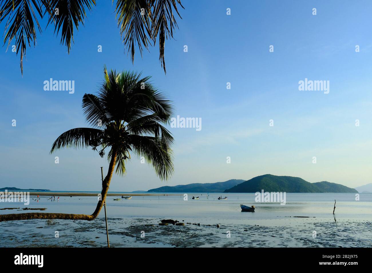 Ein Nachmittagsstrand in Koh Lanta, Thailand. Stockfoto