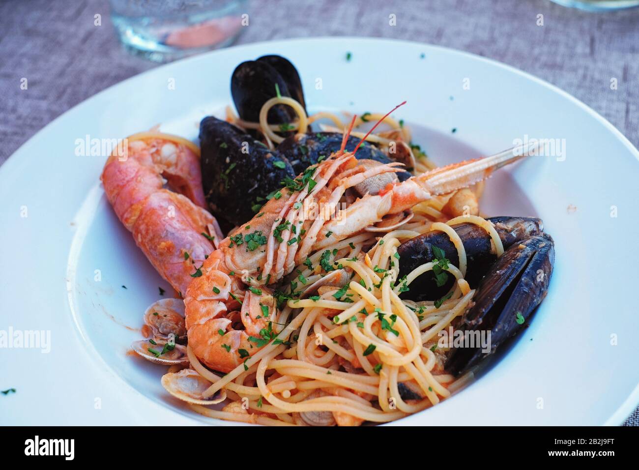 Früchte des Meeres, Spaghetti marinara; Speisen im Freien im Ai Cacciatori, Speisen und Speisen auf den Inseln Mazzorbo und Burano, Venedig, Italien Stockfoto