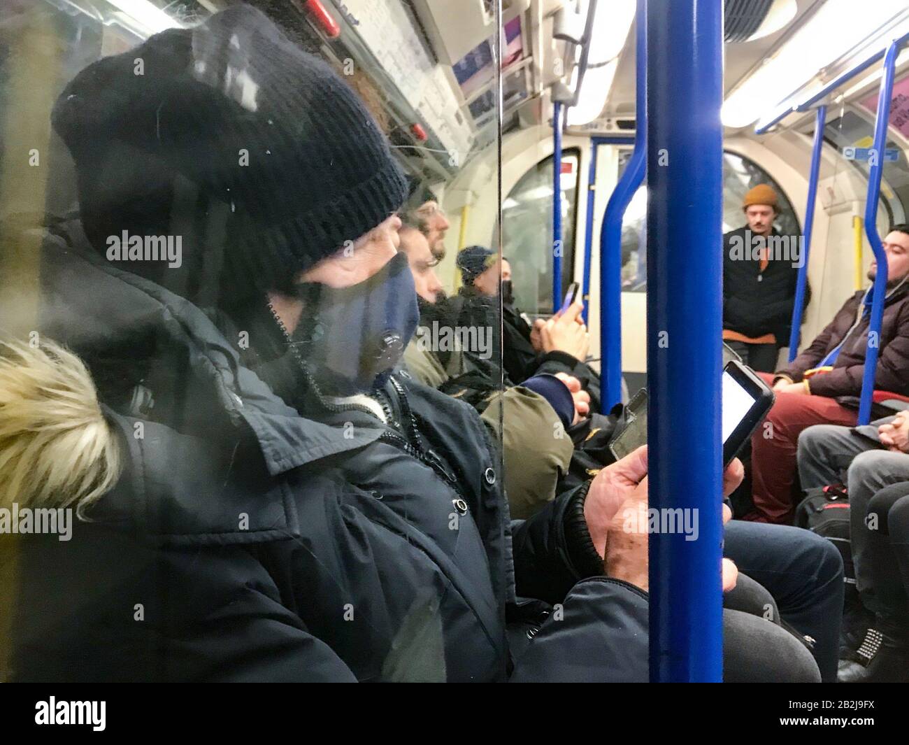 Ein Mann trägt eine Maske auf der Piccadilly-Linie der Underground, London. Premierminister Boris Johnson sagte, es sei "sehr wahrscheinlich", dass Großbritannien eine wachsende Anzahl von Coronavirus-Fällen sehen wird, betonte aber, dass "für die große Mehrheit der Menschen in diesem Land wir wie gewohnt über unser Geschäft gehen sollten". Stockfoto