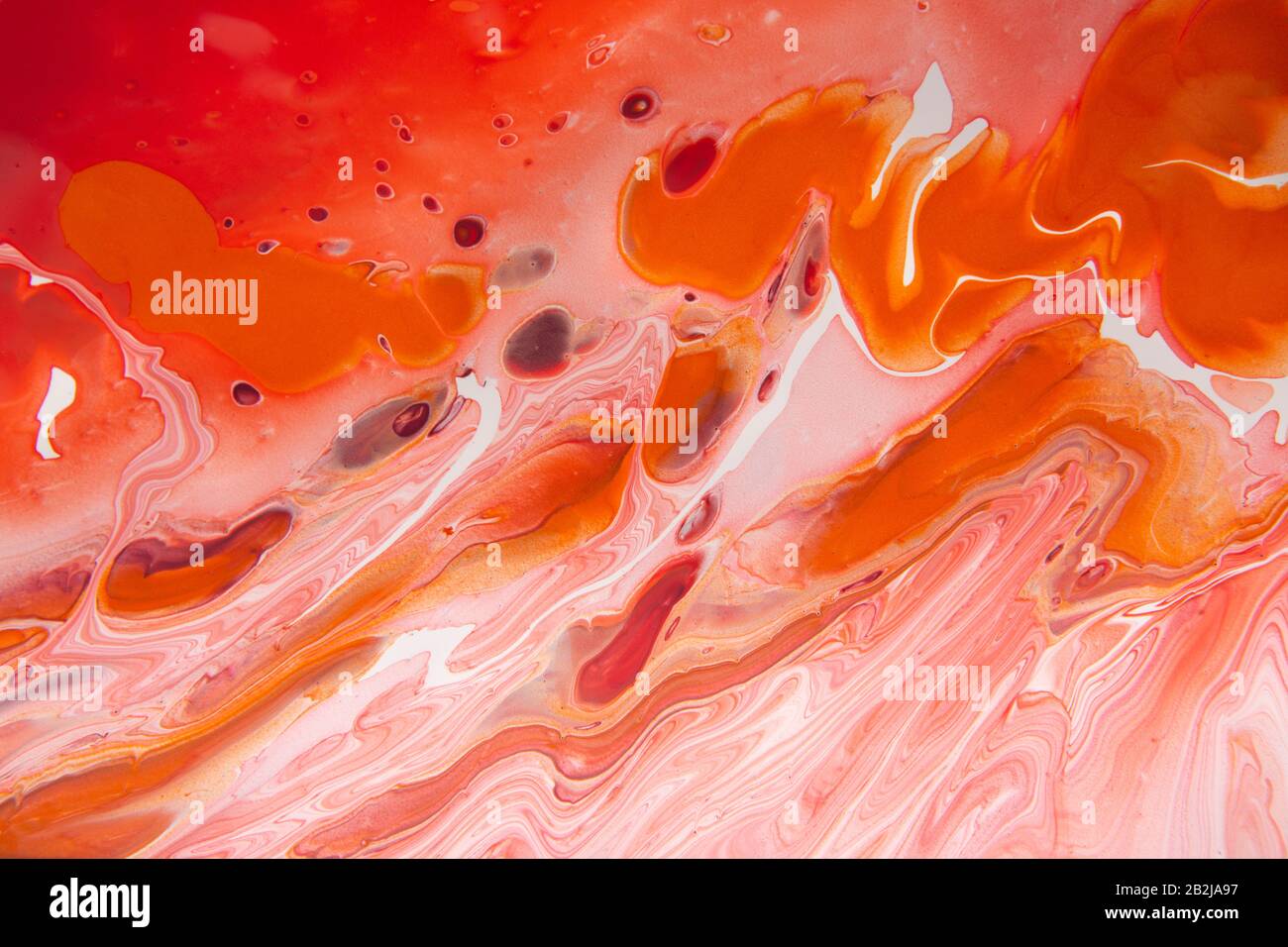 Abstraktes Acrylgemälde in Rot und Weiß, das Bewegung repräsentiert Stockfoto