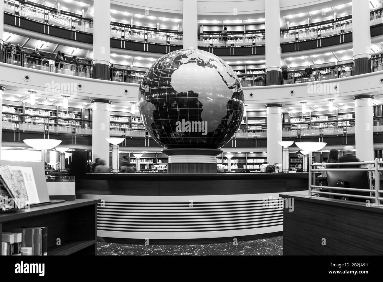 Ankara/Türkei - 29. Februar 2020: Schwarz-Weiß-Blick auf das Innere der Nationalbibliothek (Millet Kutuphanesi auf Türkisch). Es wurde kürzlich in der Nähe Von Pre eröffnet Stockfoto