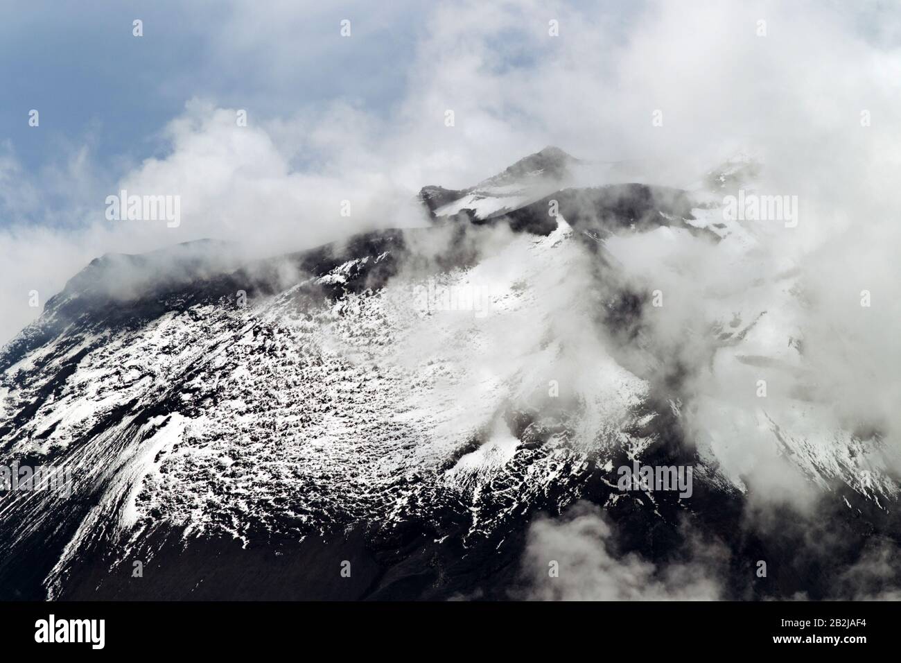 Tungurahua Vulkan auf der gleichen Ebene wie der Ausbrechenden Punkt können minimale Rauschstörungen hörbar sichtbar zu groß werden. Stockfoto
