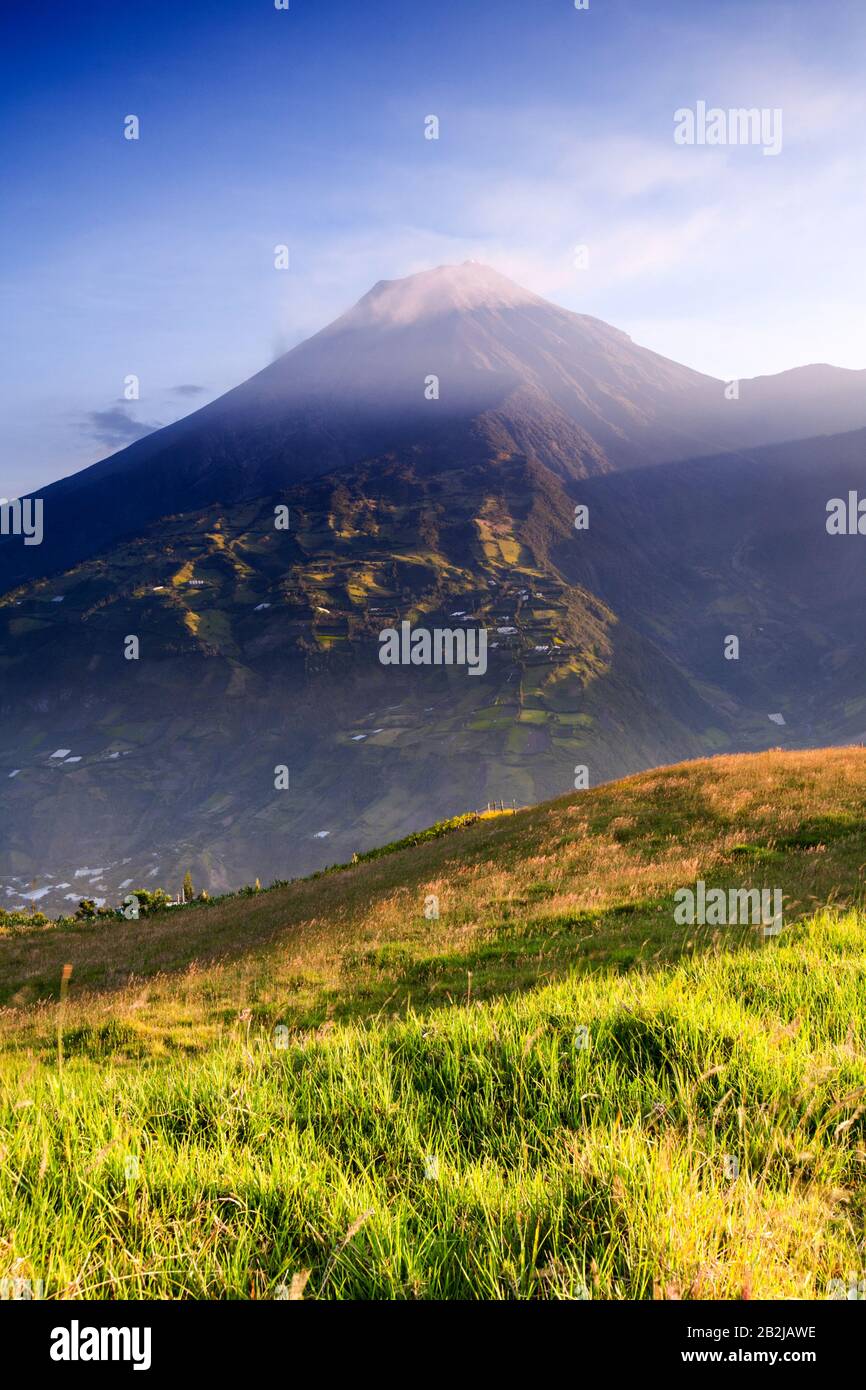 Tungurahua Ist Ein Aktiver Vulkan Von Strato, Der In Der Cordillera Central Von Ecuador Liegt. Der Vulkan Gibt Der Provinz Tungurahua Seinen Namen Stockfoto