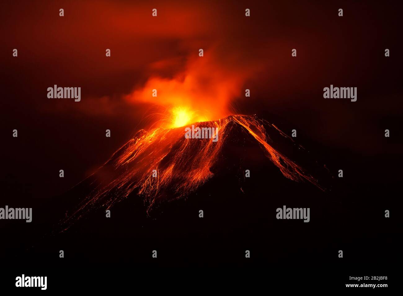 Tungurahua Volcano Exploding In Der Nacht Vom 30. 11. 2011 Ecuador Schoss Mit Canon EOS 5D Mark Ii Aus Roher Winziger Rauschdarstellung Bei Fu Stockfoto