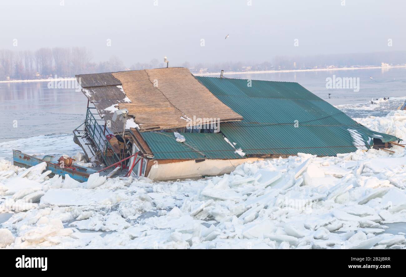 Holzobjekt, auf dem in der gefrorenen Donau, in der Nähe der Stadt Belgrad, viele Teile Eis sank Stockfoto