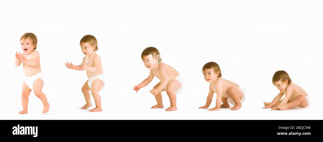 Phasen des Babys (1-2 Jahre), die vom Sitzen auf dem Boden aus digitalem Verbundwerkstoff aufstehen Stockfoto