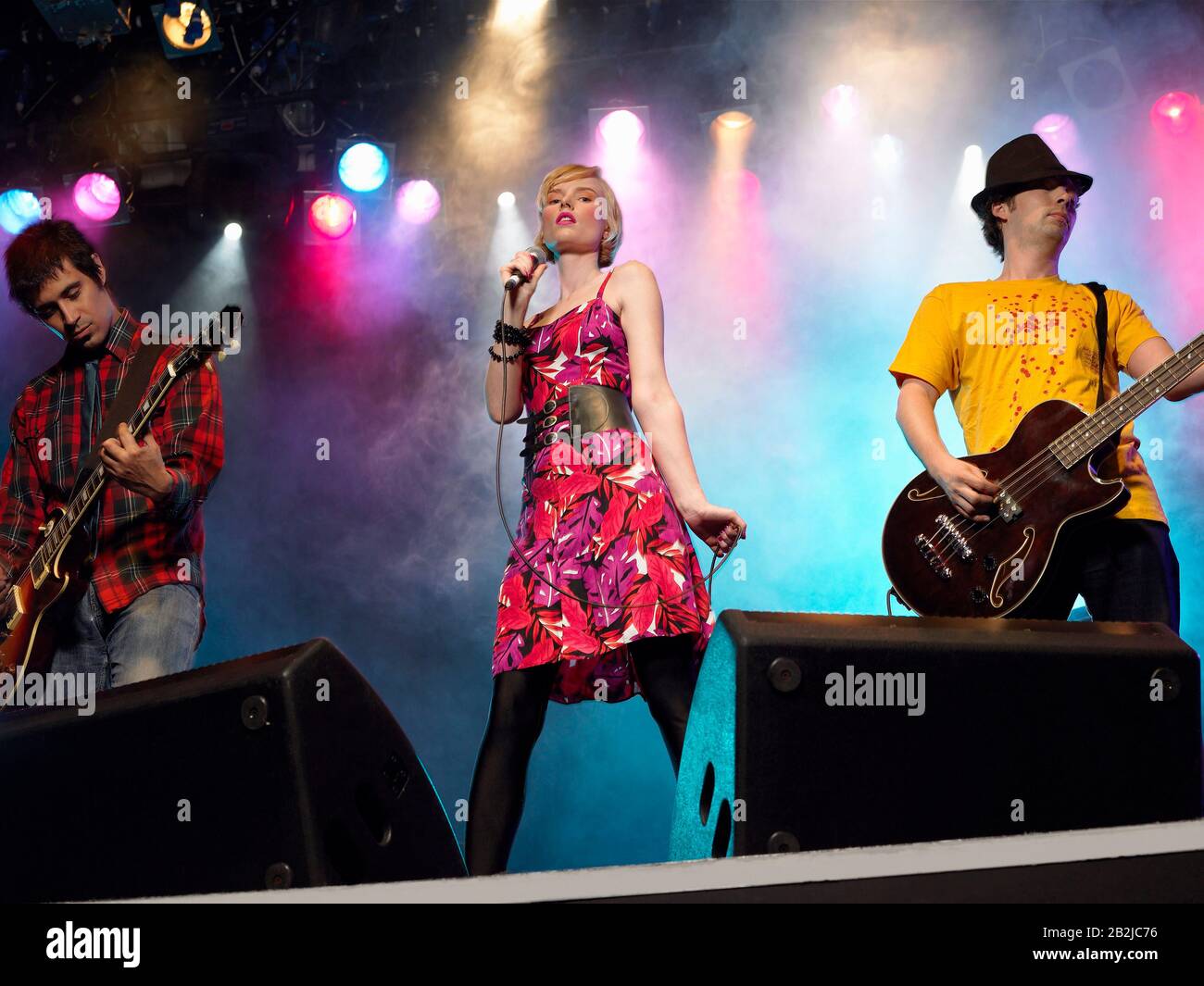 Rockband auf der Bühne im Konzert, niedrige Sicht in der Frontansicht Stockfoto