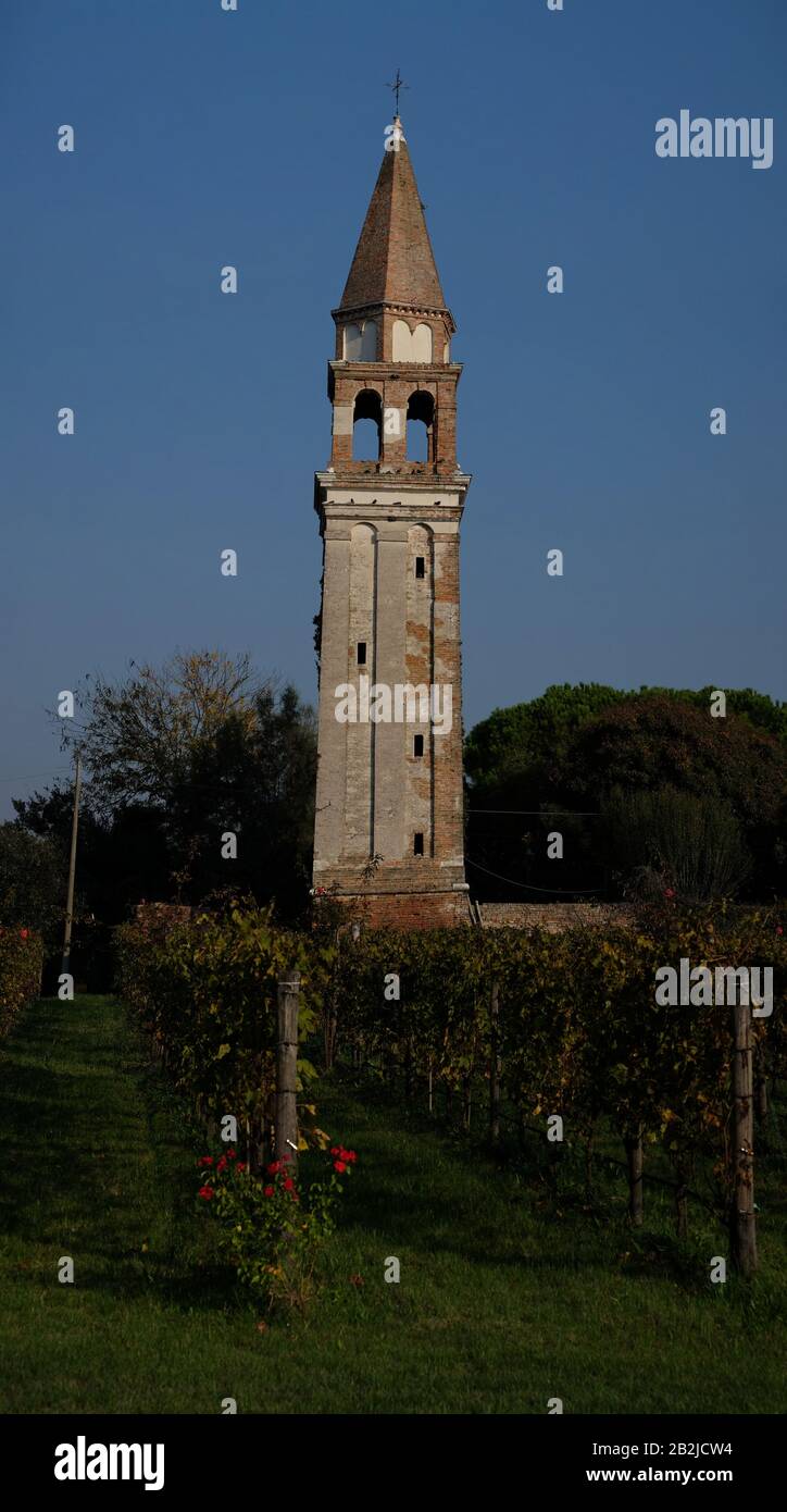 Vertikales Panorama des schiefen campanile Turms des Klosters Santa Caterina in Venissa auf Mazzorbo, der Schwesterinsel Burano, Venedig Italien Stockfoto