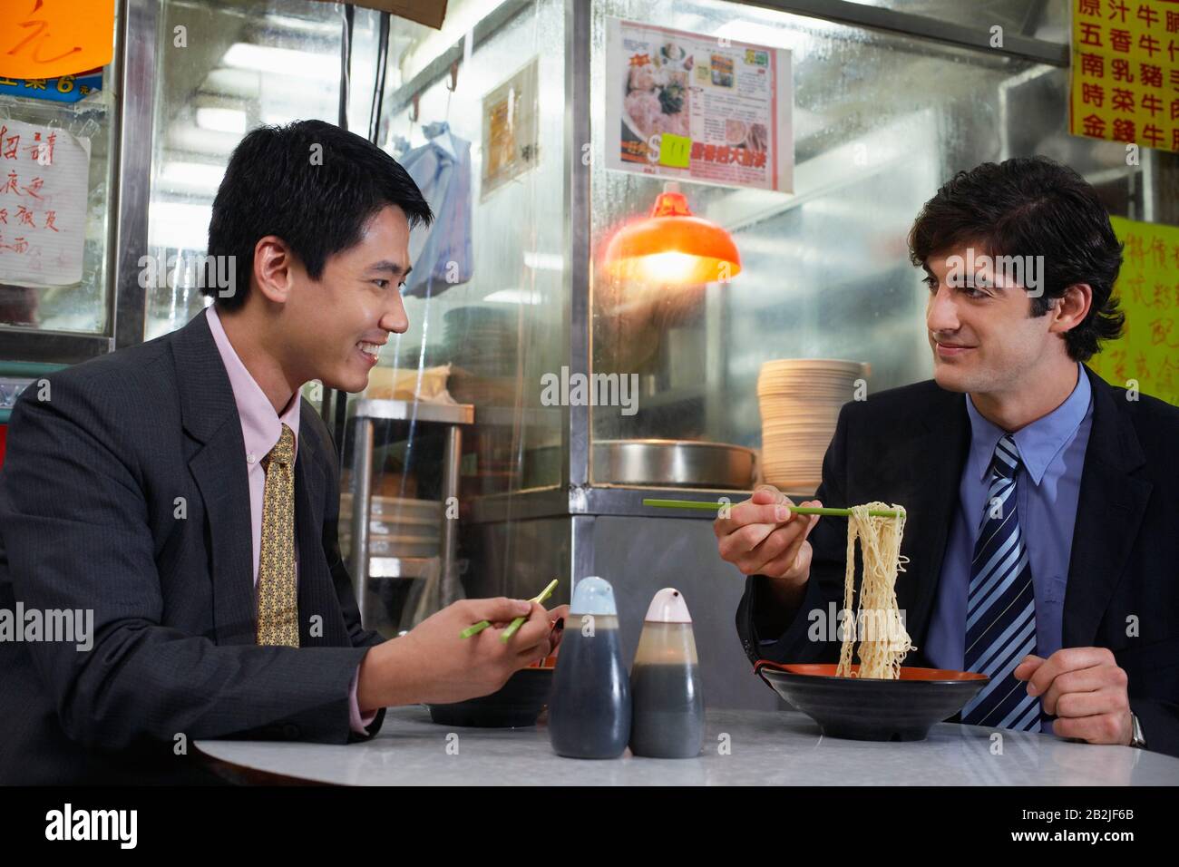 Zwei Geschäftsleute essen in der chinesischen Bar Stockfoto