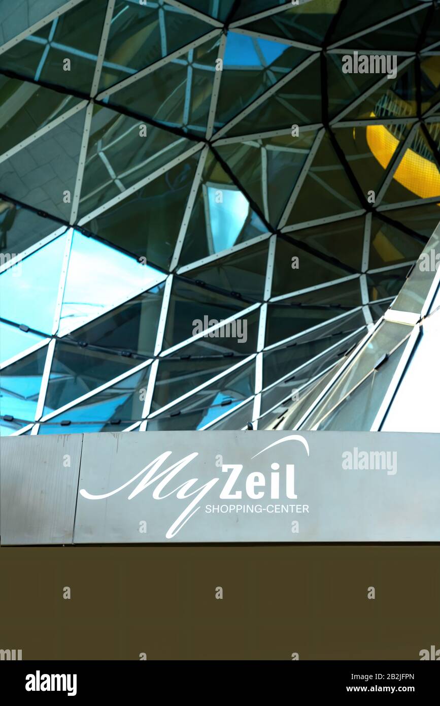 Frankfurt, 01.03.2020: MyZeil, ein modernes Einkaufszentrum im Zentrum Frankfurts, Entworfen vom italienischen Architekten Massimiliano Fuksas Stockfoto