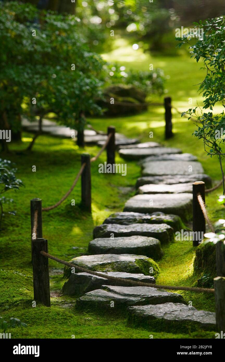 Japan Kyoto Okochi Denjiro Steinpfad im japanischen Garten Stockfoto