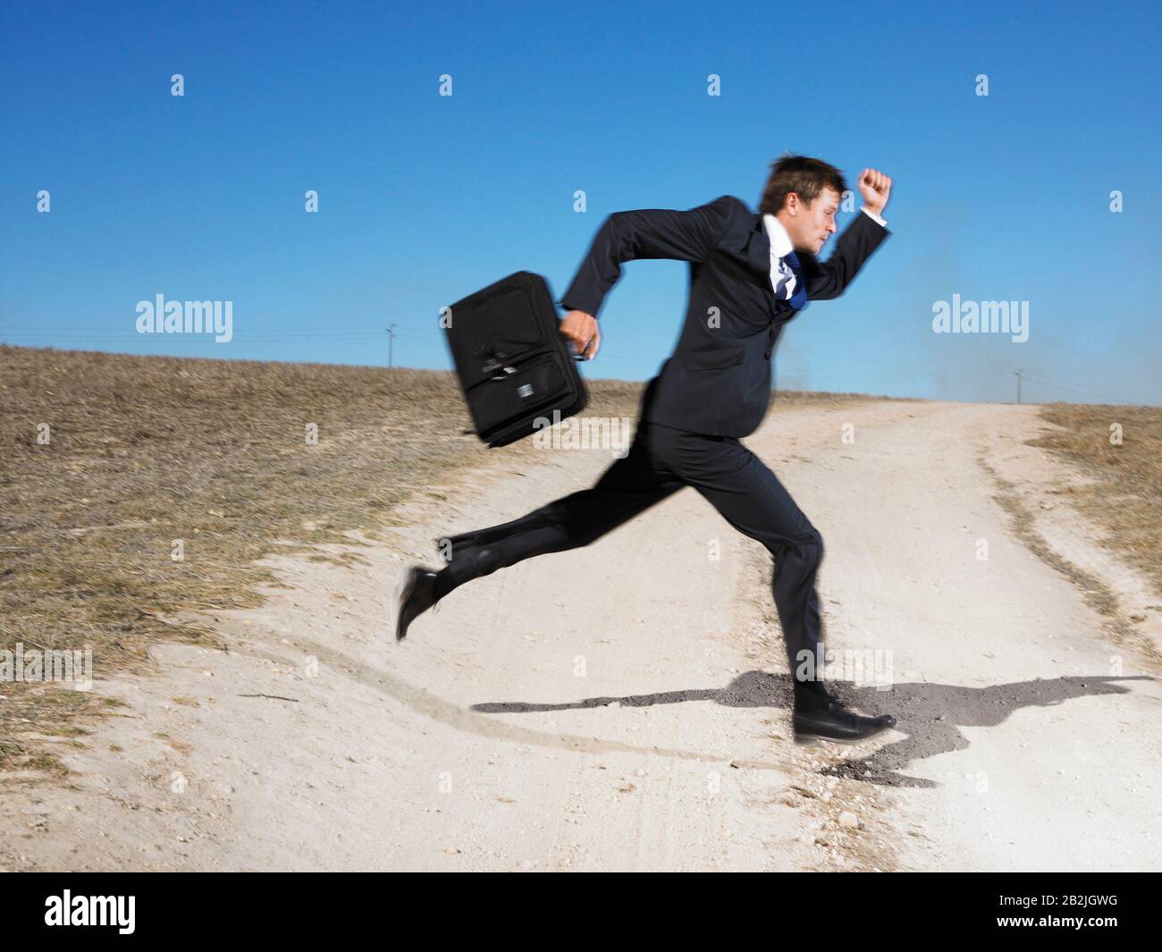 Mann, der über die Straße läuft Stockfoto