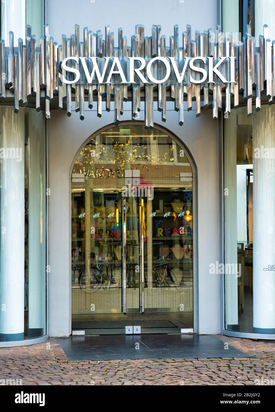 Frankfurt, Deutschland: 03/01/2020: Swarovski Shop in Frankfurt/Main. Es  ist ein österreichischer Hersteller von Luxus-Schnittbleiglas (Kristall),  gegründet um das Jahr 1895 Stockfotografie - Alamy