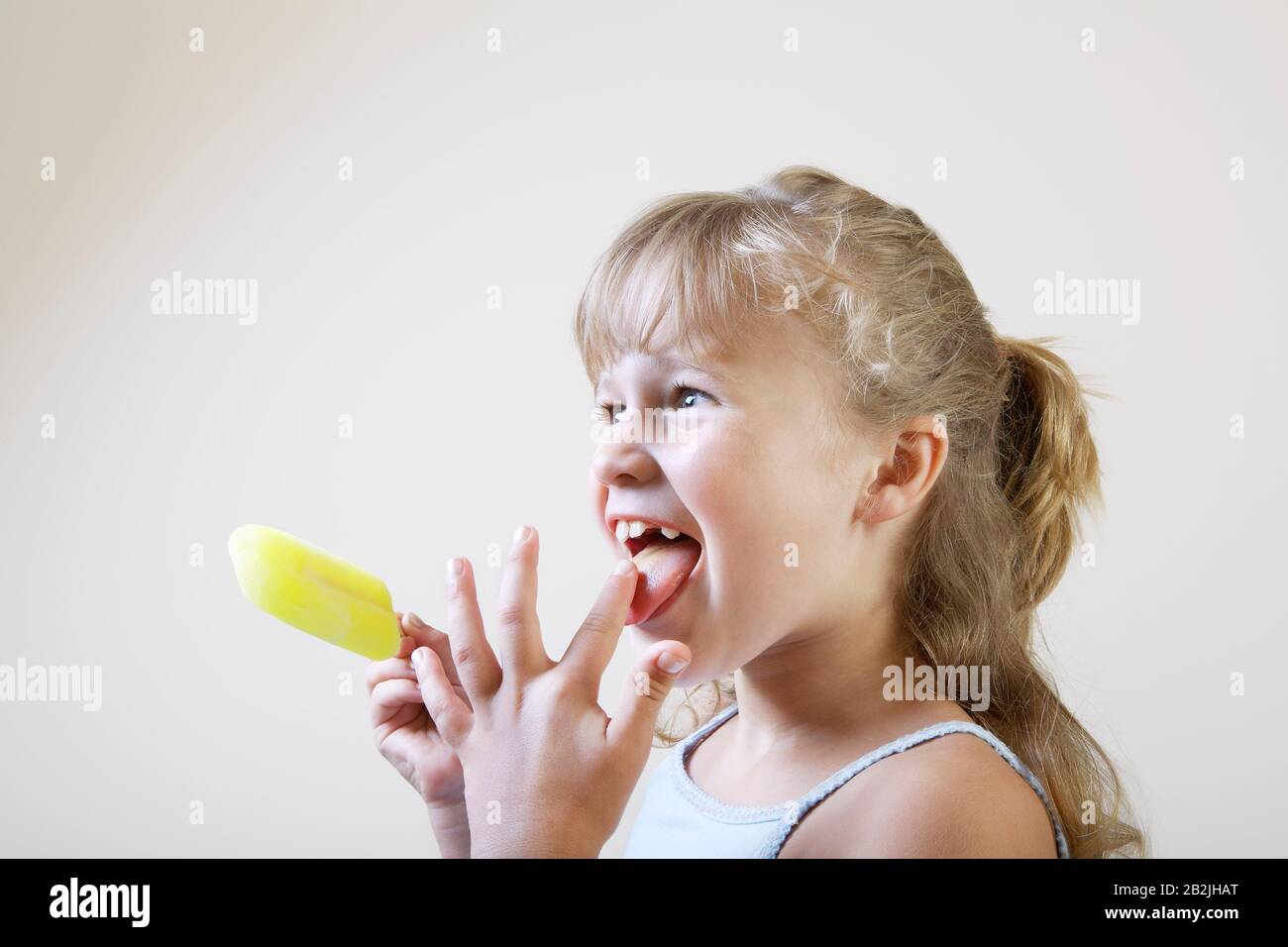 Kleines Mädchen, Das Einen Popsicle Isst Stockfoto