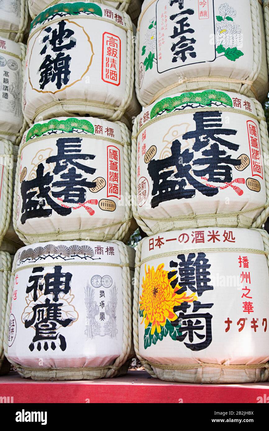 Sake-Fässer nahe Eingang der Meiji-Schrein Stockfoto