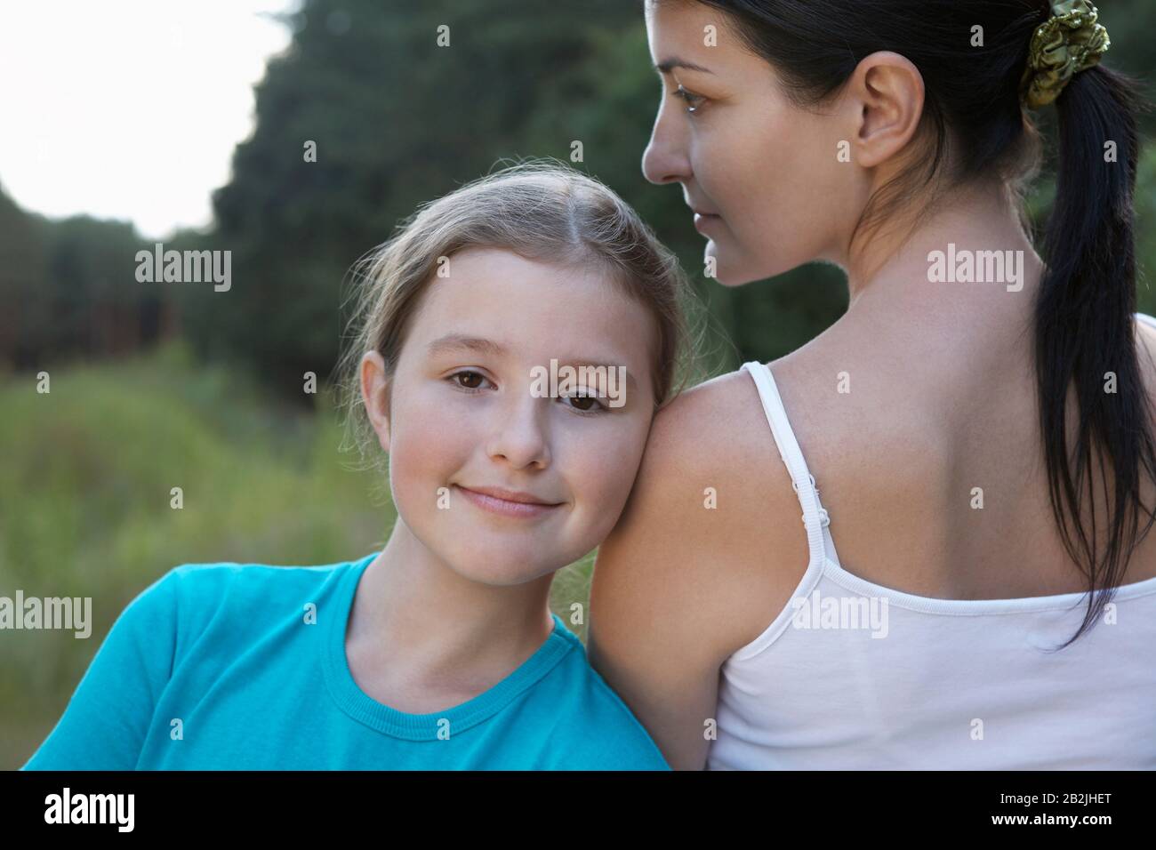 Mutter und Tochter in Wiesennähe Stockfoto