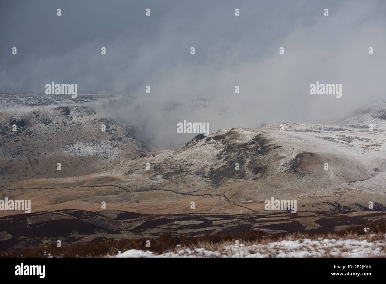 Dowstone Clough und Regalbänke im Winter, Peak District National Park, England Stockfoto