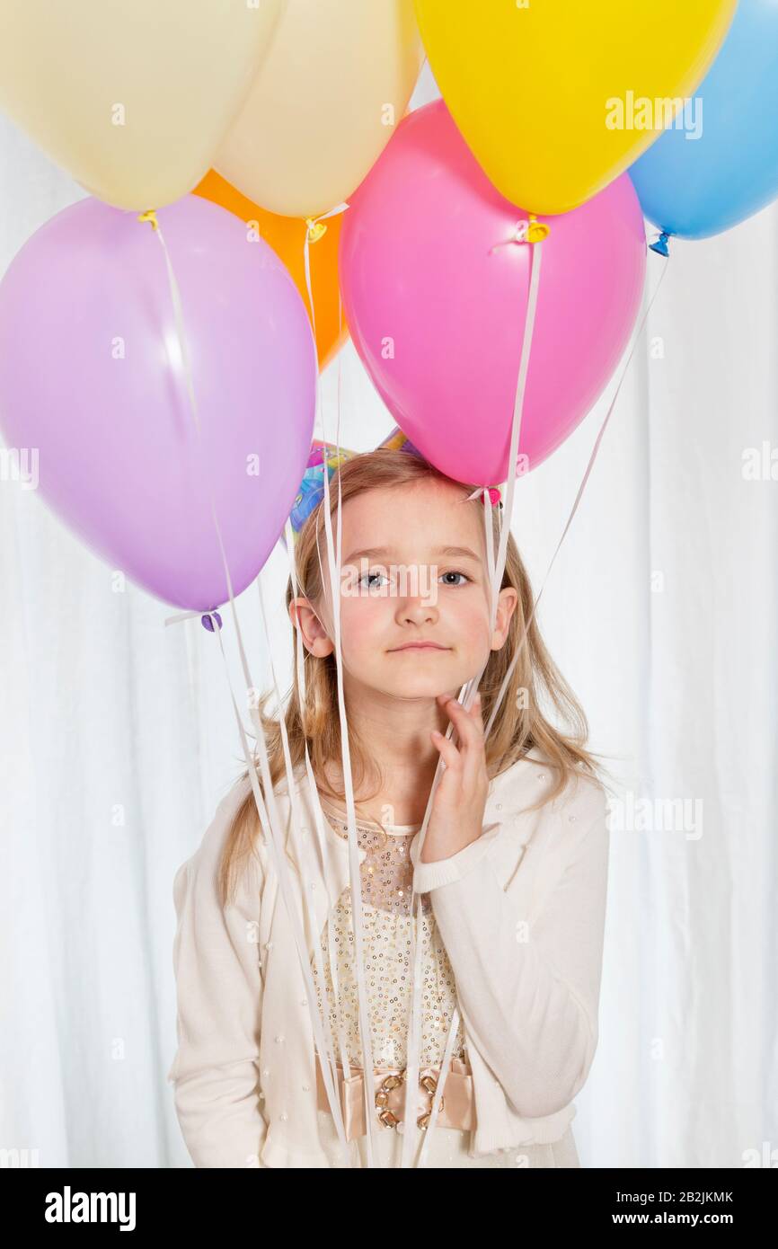 Porträt eines jungen Mädchens mit Partyballons Stockfoto