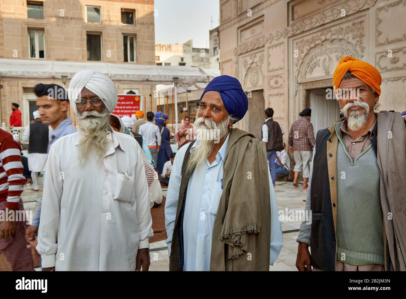 Typische Sikh-Männer mit Turban und Bart im Shish Ganj Gurudwara Sikh-Tempel in Alt-Delhi, Delhi, Indien Stockfoto