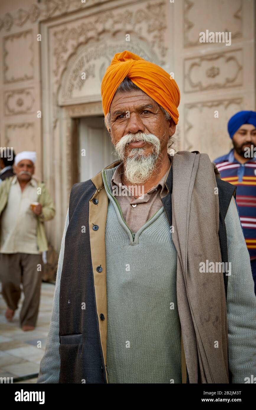 Typischer Sikh-Mann mit Turban und Bart im Shish Ganj Gurudwara Sikh-Tempel in Alt-Delhi, Delhi, Indien Stockfoto
