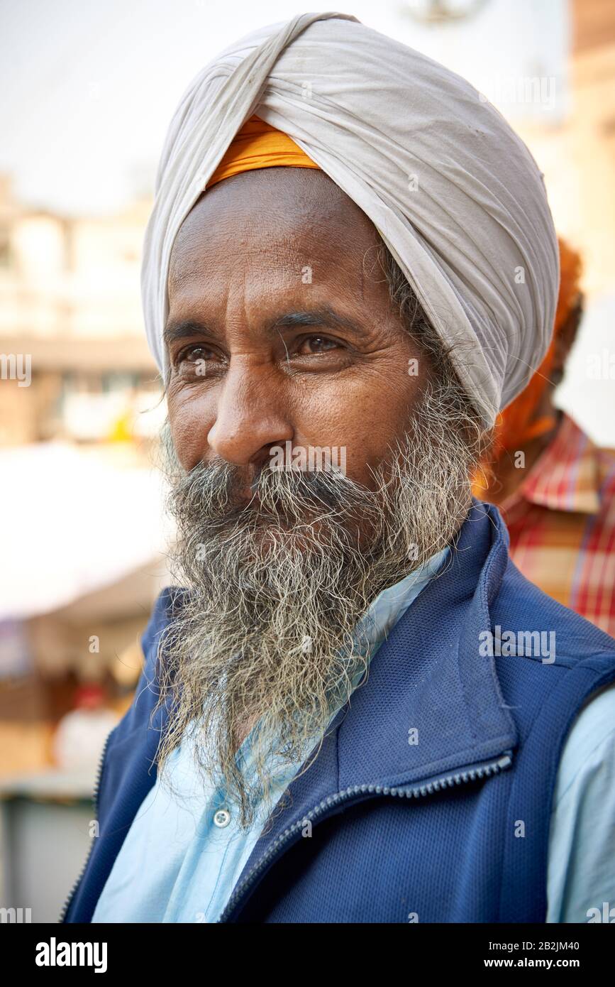 Typischer Sikh-Mann mit Turban und Bart im Shish Ganj Gurudwara Sikh-Tempel in Alt-Delhi, Delhi, Indien Stockfoto