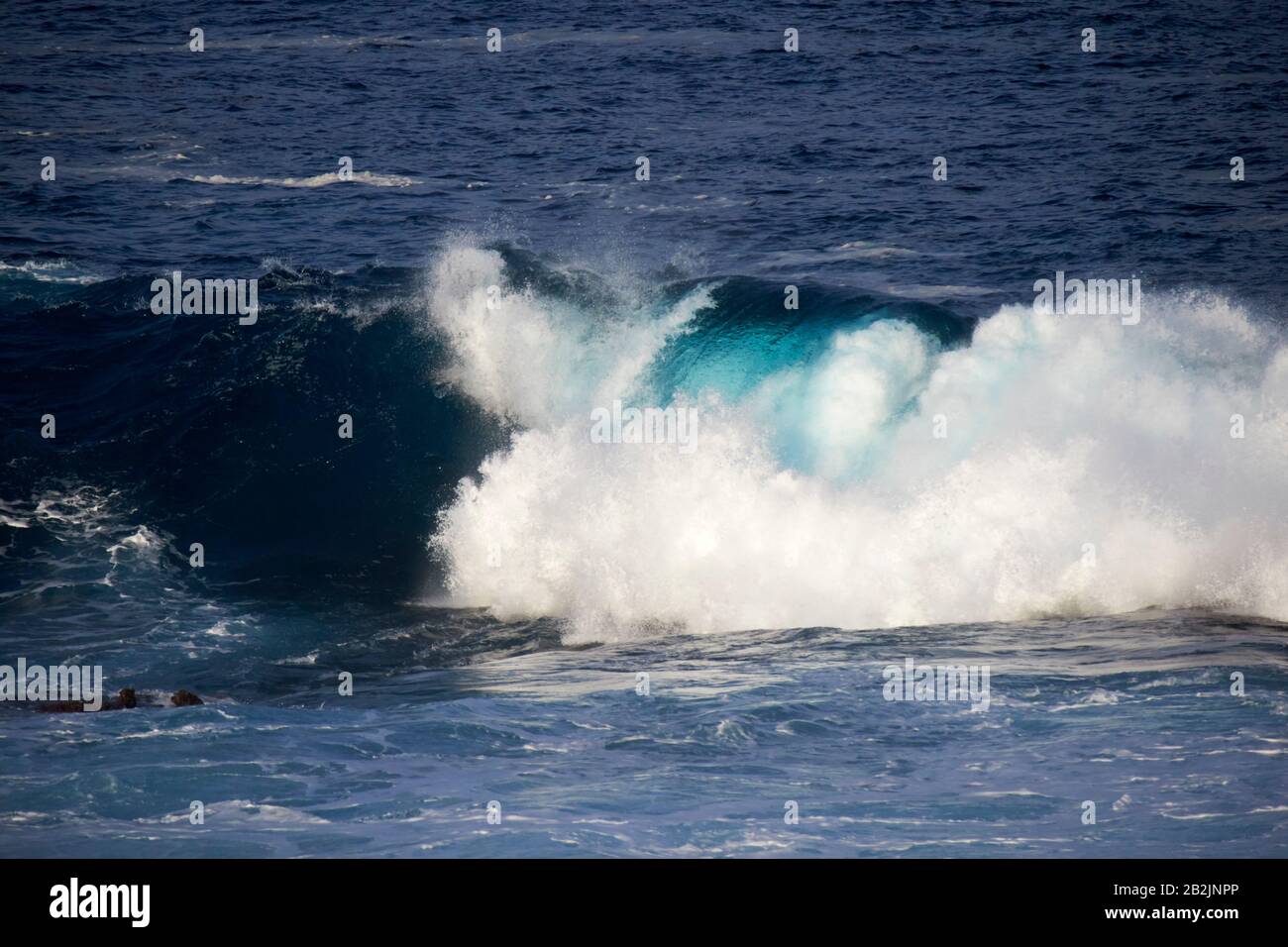 Wellen brechen im Meer vor der Küste der kanarischen Inseln auf Lanzarote in spanien ab Stockfoto