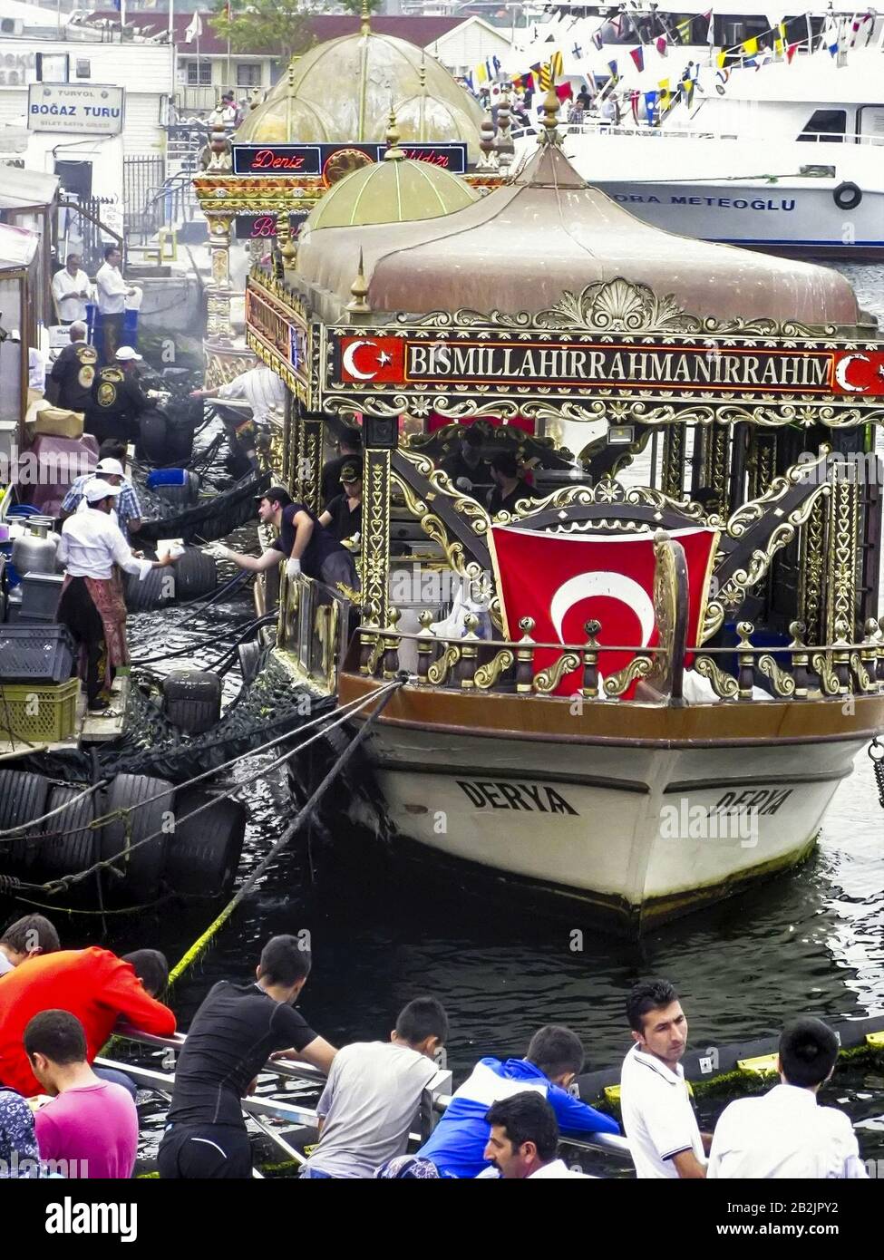 FISCH-SANDWICH-BOOTE, balık ekmek(Fischbrot) Galata-Brücke, Istanbul, Türkei Die Schließung der letzten drei balık ekmek-Boote im November 2019 auf der Golde Stockfoto