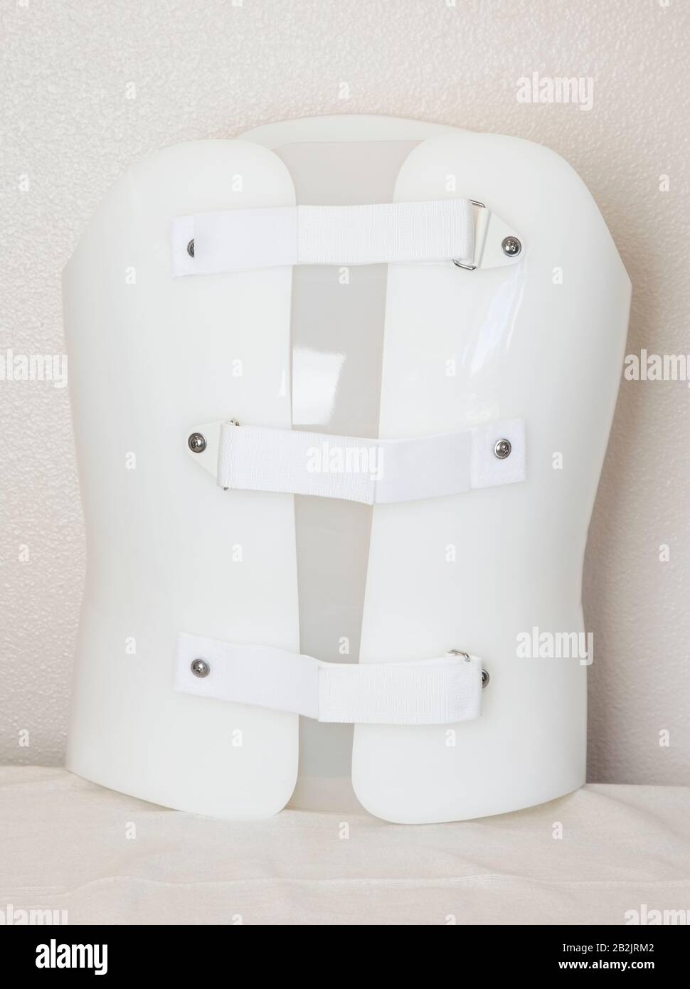 Prothese der oberen Extremitäten aus Kunststoff vor grauem Hintergrund Stockfoto