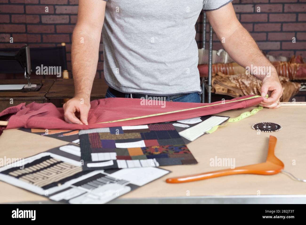 Mittelteil des männlichen Modedesigners, der das Hemd vermessen hat Stockfoto