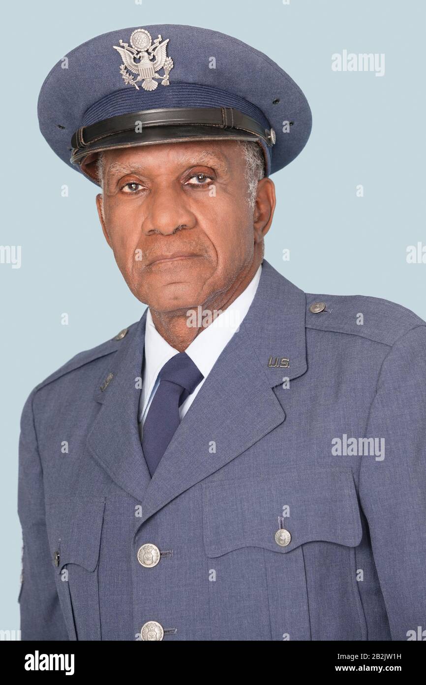 Porträt eines leitenden männlichen US-Luftwaffenbeamten über hellblauem Hintergrund Stockfoto