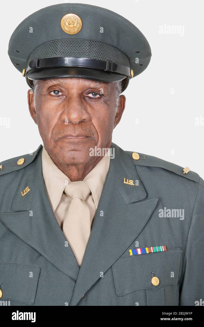 Porträt eines hohen männlichen US-Militärbeamten über grauem Hintergrund Stockfoto