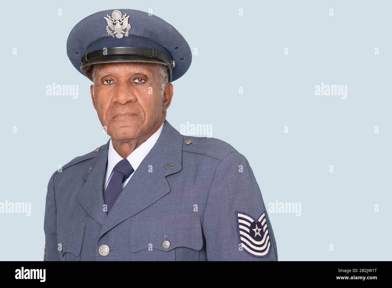Porträt eines leitenden männlichen US-Luftwaffenbeamten über hellblauem Hintergrund Stockfoto