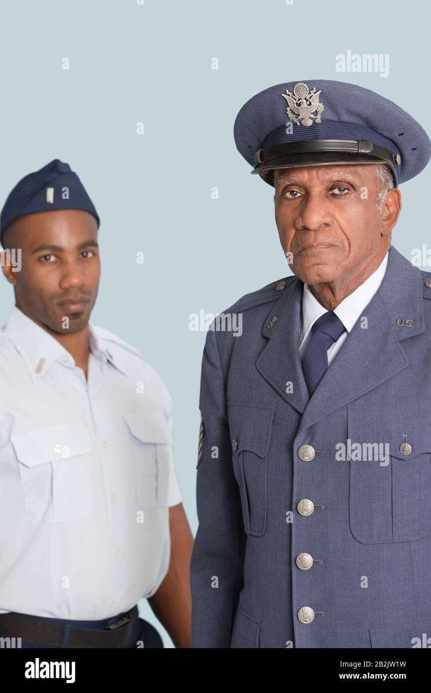 Porträt des leitenden US-Luftwaffenbeamten mit männlichem Kadett über hellblauem Hintergrund Stockfoto
