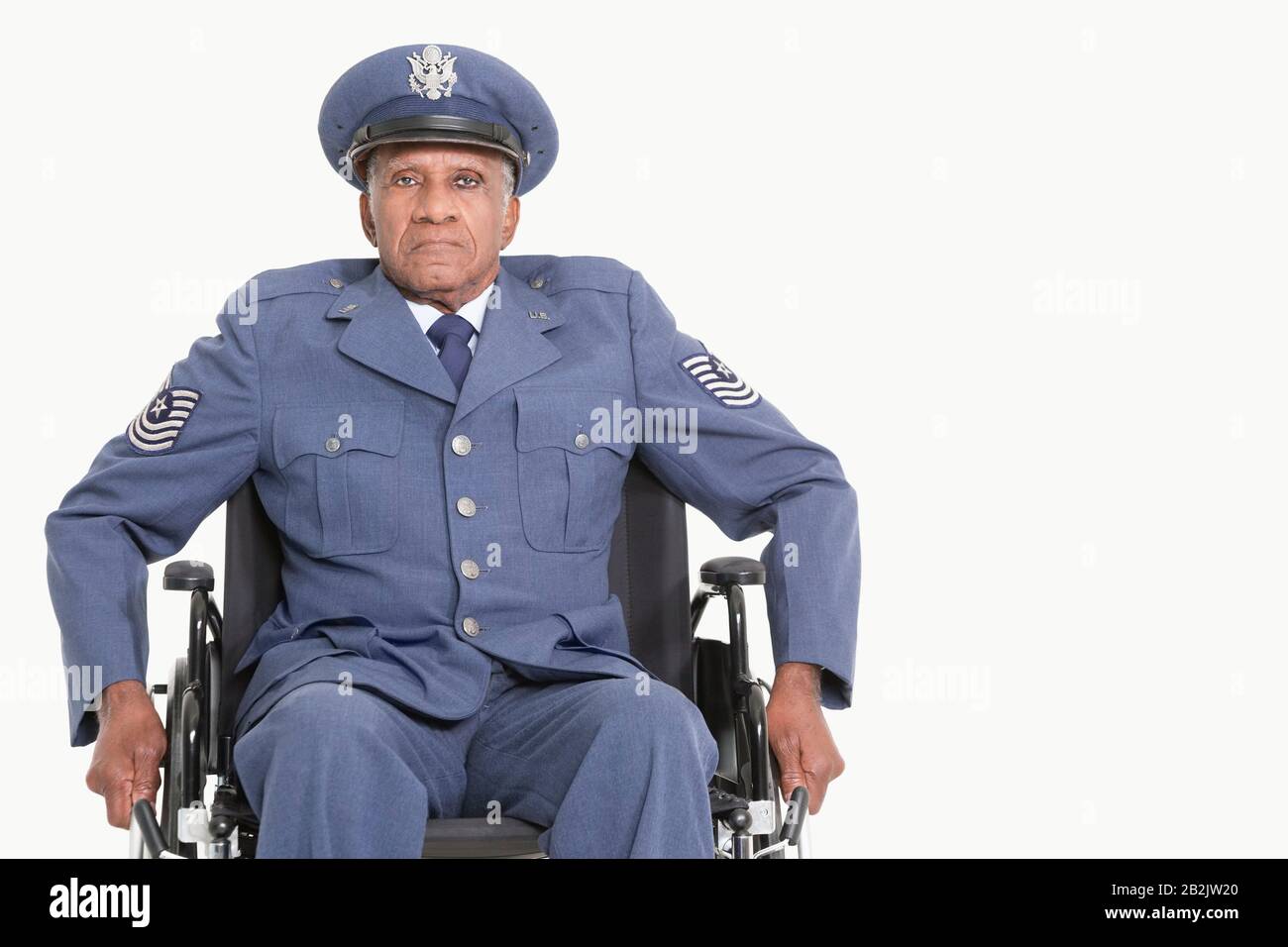 Porträt eines behinderten leitenden männlichen US-Luftwaffenbeamten im Rollstuhl über grauem Hintergrund Stockfoto