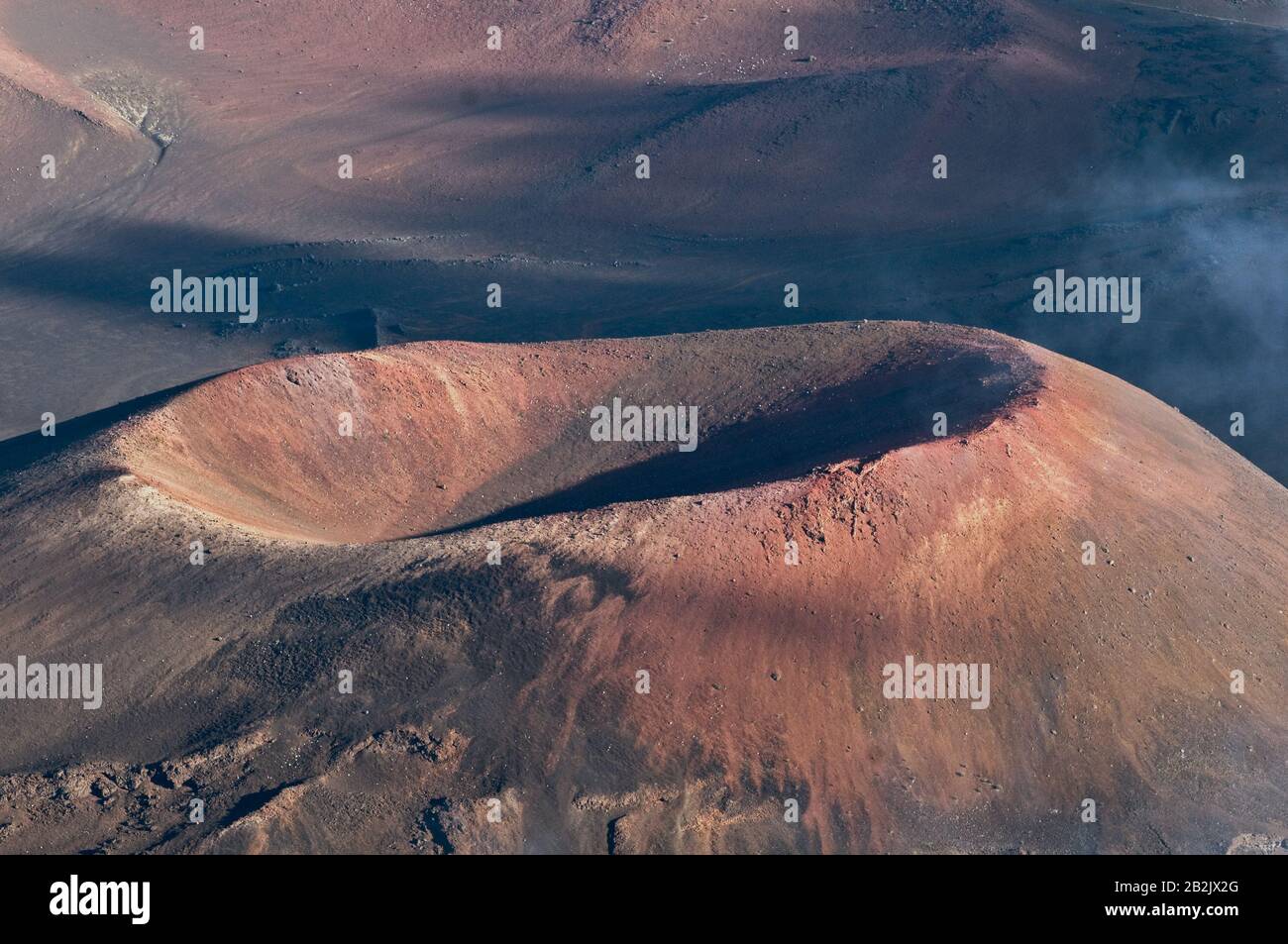 Ein genauer Blick auf den Vulkankrater im Inneren des Haleakala-Kraters. Haleakala-Nationalpark, Maui, Hawaii Stockfoto