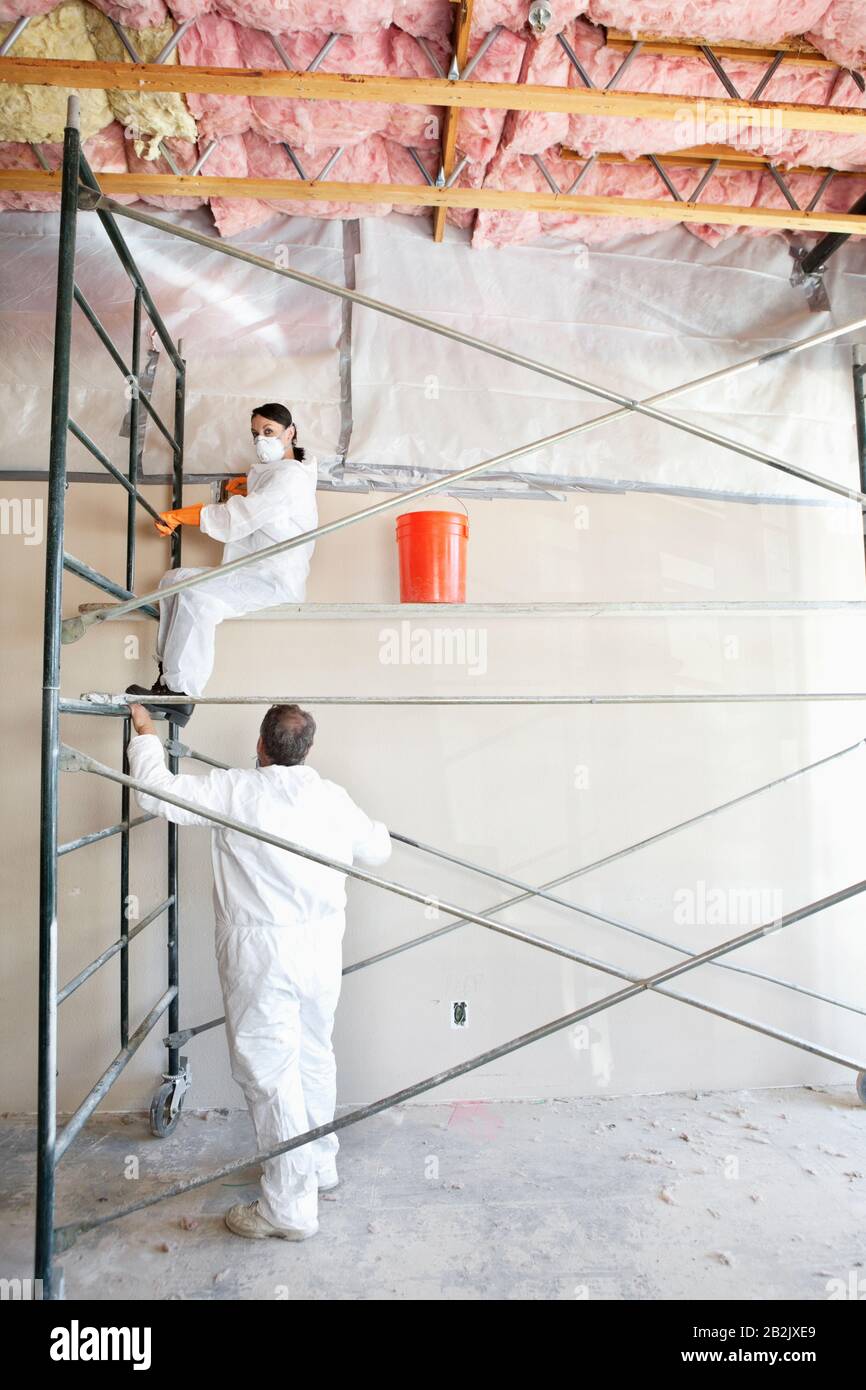 Zwei Bauarbeiter malen einen Raum Stockfoto