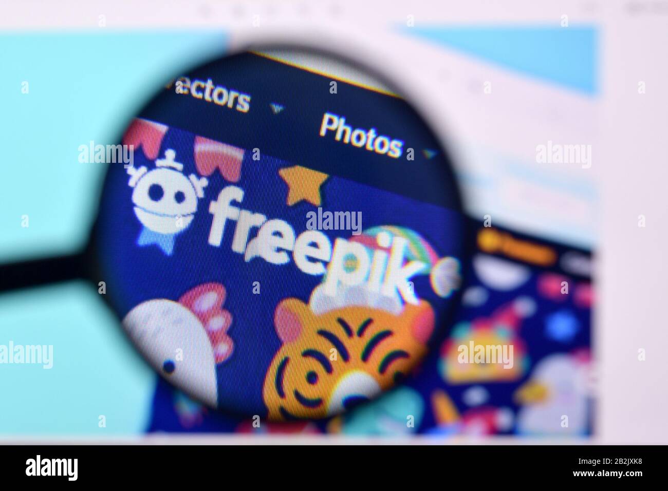 NY, USA - 29. FEBRUAR 2020: Homepage der freepik-Website auf der Anzeige von PC, url - freepik.com. Stockfoto