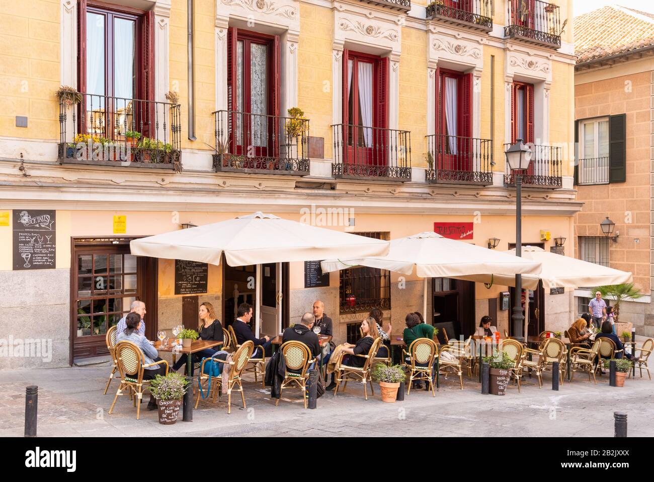 Outdoor-Tische der Bar im Viertel La Latina, Madrid, Spanien Stockfoto