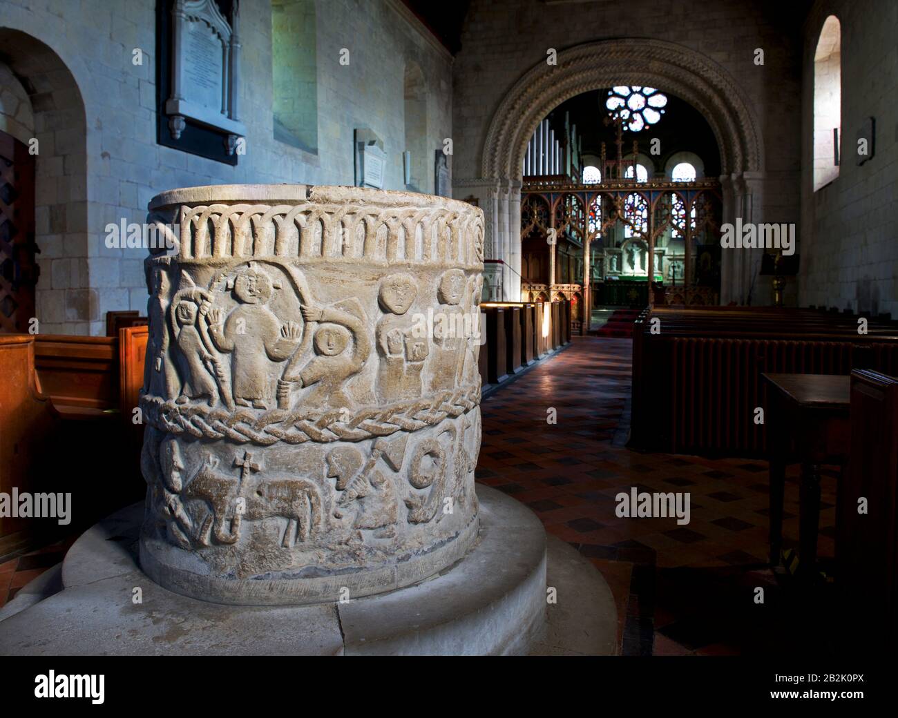 Die Schrift aus dem 12. Jahrhundert in der St Mary's Church im Dorf Kirkburn, East Yorkshire, England, Großbritannien Stockfoto