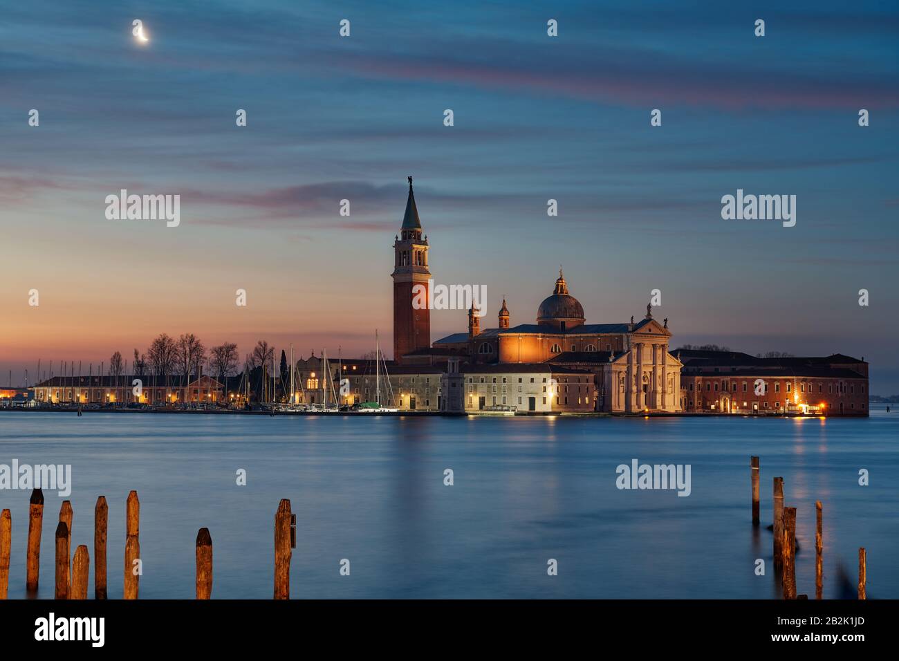 Farbenfroher Sonnenaufgang am Giudecca-Kanal zur Insel San Georgio Maggiore mit campanile und Kirche von Palladio, Stockfoto